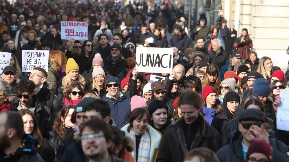 Po neuradnih podatkih se je protesta udeležilo več kot tisoč protestnikov. Foto: Bojan Velikonja