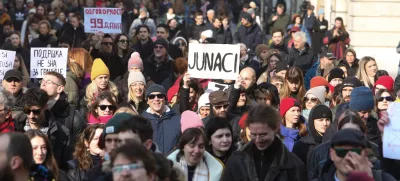 Po neuradnih podatkih se je protesta udeležilo več kot tisoč protestnikov. Foto: Bojan Velikonja