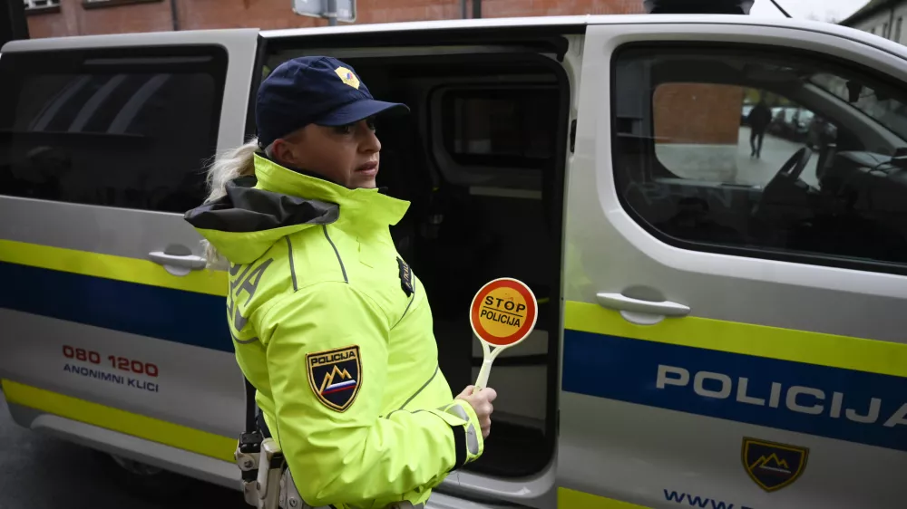 - preizkus alkoholiziranosti - alkotest, alkohol v prometu, policija - 06.12.2022 - policisti Postaje prometne policije Ljubljana vršili postopke preizkusov alkoholiziranosti voznikov v prometu na Kotnikovi ulici pred poslopjem Agencije za varnost prometa - //FOTO: Nik Erik Neubauer