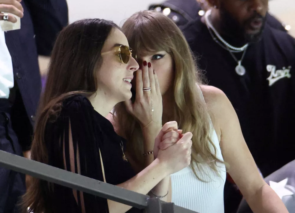 Football - NFL - Super Bowl LIX - Philadelphia Eagles v Kansas City Chiefs - Caesars Superdome, New Orleans, Louisiana, United States - February 9, 2025 Singer Taylor Swift speaks with musician and actress, Alana Haim in the stands during the game REUTERS/Evelyn Hockstein   TPX IMAGES OF THE DAY