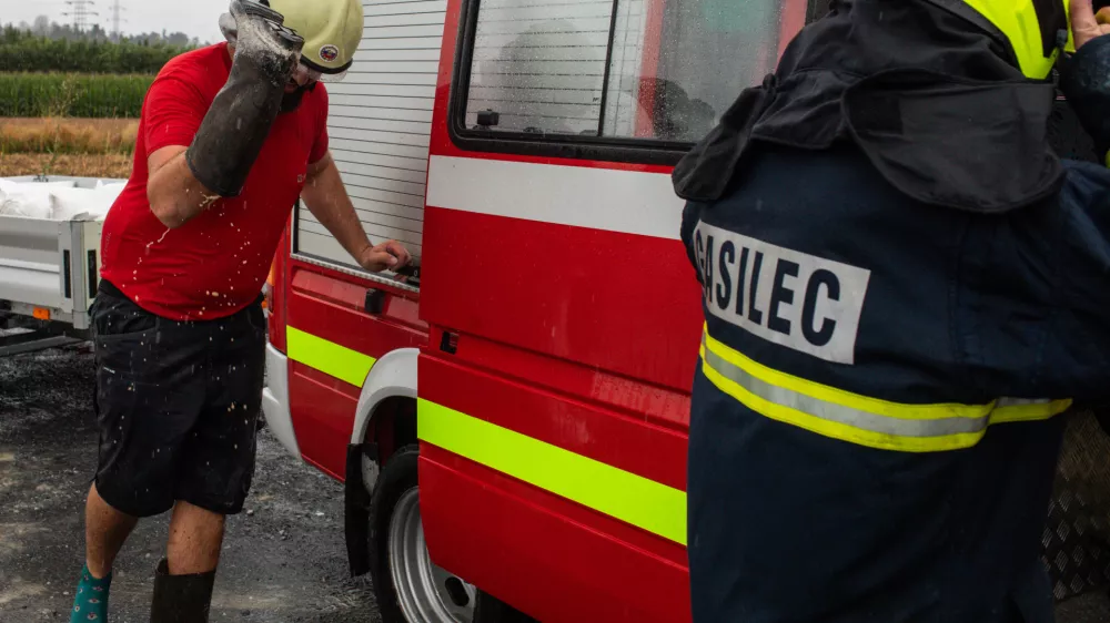 - Gasilci v Medvodah.- 04.08.2023. Močno deževje in hude ujme so zajele vso Slovenijo in povzročile hude poplave, plazove in zastoje v prometu..//FOTO: Bojan Velikonja