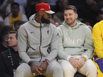 Luka Dončić v Los Angelesu največ časa preživi v družbi LeBrona Jamesa (levo). Foto: AP