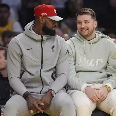 Luka Dončić v Los Angelesu največ časa preživi v družbi LeBrona Jamesa (levo). Foto: AP