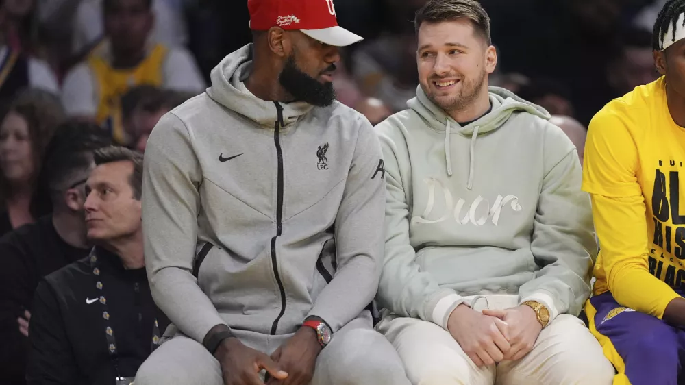 Luka Dončić v Los Angelesu največ časa preživi v družbi LeBrona Jamesa (levo). Foto: AP