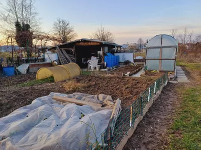 Zemljišče v Preski, kjer so si občani brez soglasja lastnika uredili vrtičke, je v državni lasti in v upravljanju sklada kmetijskih zemljišč. Foto: Tina Jereb