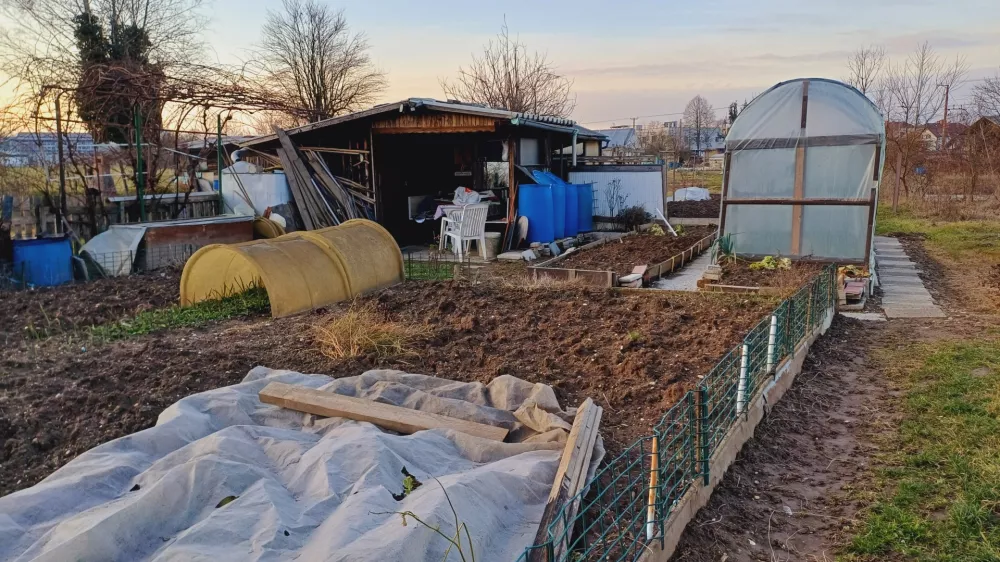 Zemljišče v Preski, kjer so si občani brez soglasja lastnika uredili vrtičke, je v državni lasti in v upravljanju sklada kmetijskih zemljišč. Foto: Tina Jereb