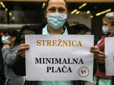 ﻿UKC Ljubljana - strežnica - minimalna plača - 16.02.2022 - stavka sindikatov zdravstva in socialnega varstva - reprezentativni sindikati zdravstva in socialnega varstva z vladno stranjo niso zbližali stališč glede stavkovnih zahtev, med drugim po zvišanju plač, - protest – protestni shod – zdravstvo – zdravstveni delavci - //FOTO: Luka Cjuha.