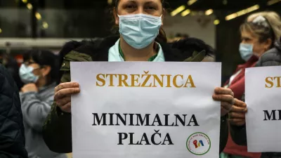 ﻿UKC Ljubljana - strežnica - minimalna plača - 16.02.2022 - stavka sindikatov zdravstva in socialnega varstva - reprezentativni sindikati zdravstva in socialnega varstva z vladno stranjo niso zbližali stališč glede stavkovnih zahtev, med drugim po zvišanju plač, - protest – protestni shod – zdravstvo – zdravstveni delavci - //FOTO: Luka Cjuha.