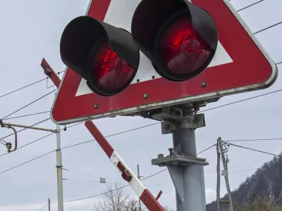 ﻿- 13.02.2015 - - Stanežiče - prehod čez železniško progo - železniška zapornica - proga - tir -   //FOTO: Jaka Gasar