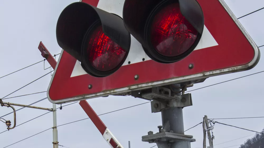 ﻿- 13.02.2015 - - Stanežiče - prehod čez železniško progo - železniška zapornica - proga - tir -   //FOTO: Jaka Gasar