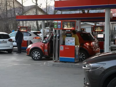 ﻿Bencinski servis Petrol - Šmartinska cesta v Ljubljani.- 07.03.2022 - podražitev pogonskih goriv v Sloveniji - gneča na bencinskih črpalkah - liter bencina dražji za deset centov, liter dizla dražji za dvajset centov - kolona vozil. //FOTO: Luka Cjuha