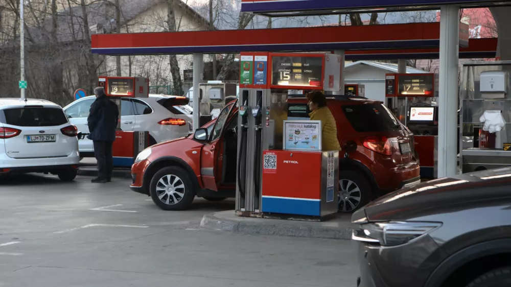 ﻿Bencinski servis Petrol - Šmartinska cesta v Ljubljani.- 07.03.2022 - podražitev pogonskih goriv v Sloveniji - gneča na bencinskih črpalkah - liter bencina dražji za deset centov, liter dizla dražji za dvajset centov - kolona vozil. //FOTO: Luka Cjuha