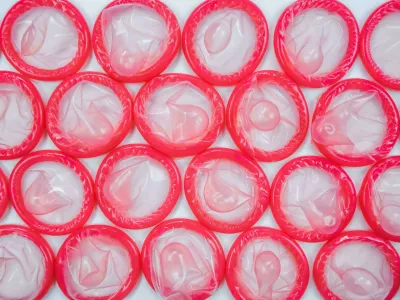 2E1HR89 Top view of pink condoms on white background. Concept of Safe sex. Reduce of pregnancy and sexually transmitted disease. Foto: Reuters/Alamy