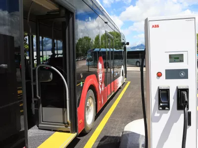 Na Mestni občini Kranj so izračunali, da polnjenje električnih avtobusov na 100 prevoženih kilometrov trenutno stane okoli 20 evrov, energent za dizelske avtobuse za enako razdaljo pa stane okoli 65 evrov. Foto: Mestna občina Kranj