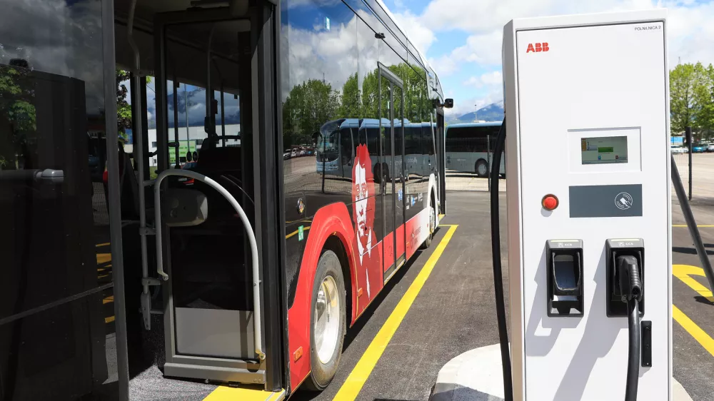 Na Mestni občini Kranj so izračunali, da polnjenje električnih avtobusov na 100 prevoženih kilometrov trenutno stane okoli 20 evrov, energent za dizelske avtobuse za enako razdaljo pa stane okoli 65 evrov. Foto: Mestna občina Kranj