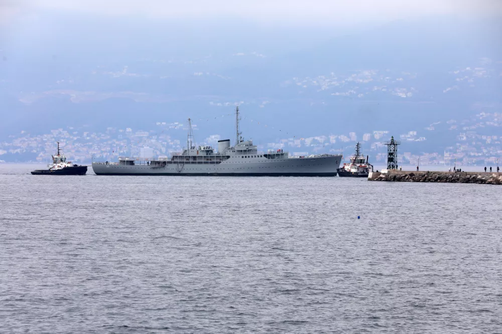 10.02.2025., Rijeka - Brod galeb dotegljen je iz Kraljevickog brodogradilista Dalmont u rijecku luku gdje je privezan uz lukobran Mololongo. Photo: Goran Kovacic/PIXSELL