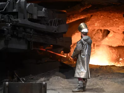 FILED - 10 December 2024, North Rhine-Westphalia, Duisburg: A steel worker stands in front of a blast furnace at a Thyssenkrupp Steel plant. Representatives of Germany's steel industry and the government in Berlin sounded the alarm on Monday after US President Donald Trump suggested 25% tariffs on steel and aluminium imports would soon come into force. Photo: Federico Gambarini/dpa