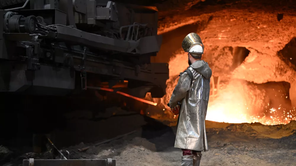 FILED - 10 December 2024, North Rhine-Westphalia, Duisburg: A steel worker stands in front of a blast furnace at a Thyssenkrupp Steel plant. Representatives of Germany's steel industry and the government in Berlin sounded the alarm on Monday after US President Donald Trump suggested 25% tariffs on steel and aluminium imports would soon come into force. Photo: Federico Gambarini/dpa