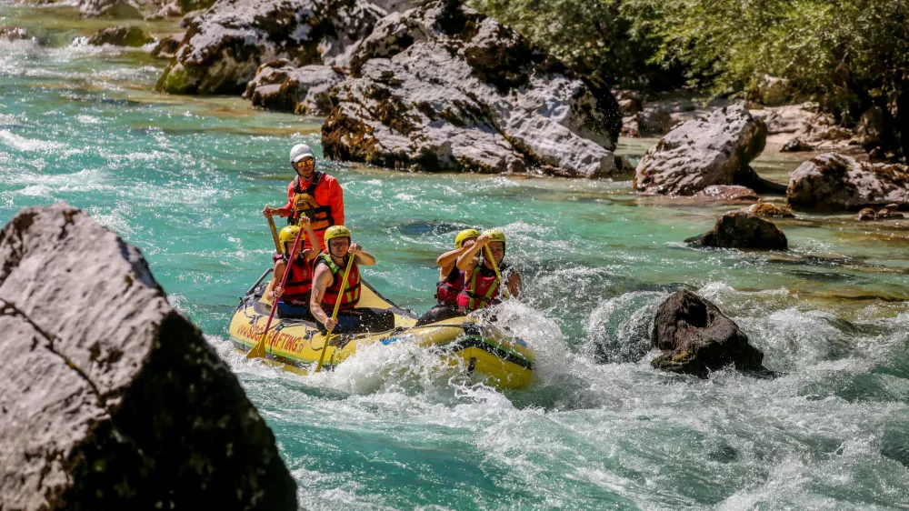 ﻿Rafting na Soči, cilj pri Trnovem ob Soči- Soča rafting Bovec -- 14.08.2016 - Posočje - Poletni Dnevnik - počitniška reportaža - poletno dopustovanje - turizem -     //FOTO: Bojan Velikonja