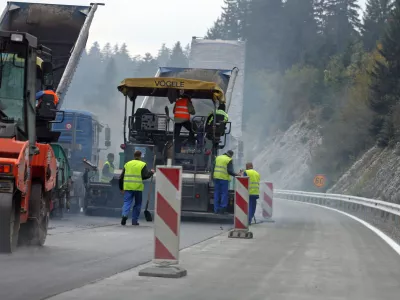 - Primorska avtocesta - oviran promet zaradi popravila cestišča - med priključkoma Vrhnika in Logatec promet poteka po dveh zoženih pasovih v vsako smer;///FOTO: Luka Cjuha