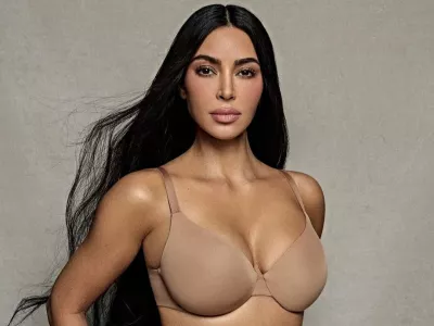 Postava z obalnimi, kot jih še vedno reklamira Kim Kardashian je kot kaže pretellost. F Instagram 