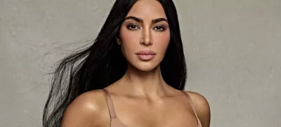 Postava z obalnimi, kot jih še vedno reklamira Kim Kardashian je kot kaže pretellost. F Instagram 