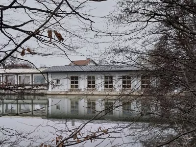 Čolnarna Tivoli - Park Tivoli - zimska fotografija - ribnik v Tivoliju