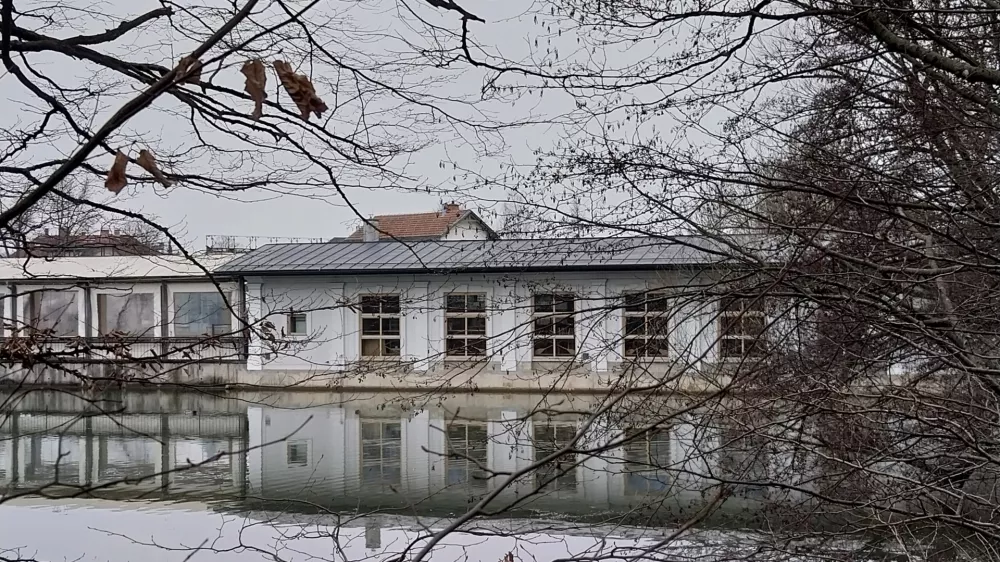 Čolnarna Tivoli - Park Tivoli - zimska fotografija - ribnik v Tivoliju