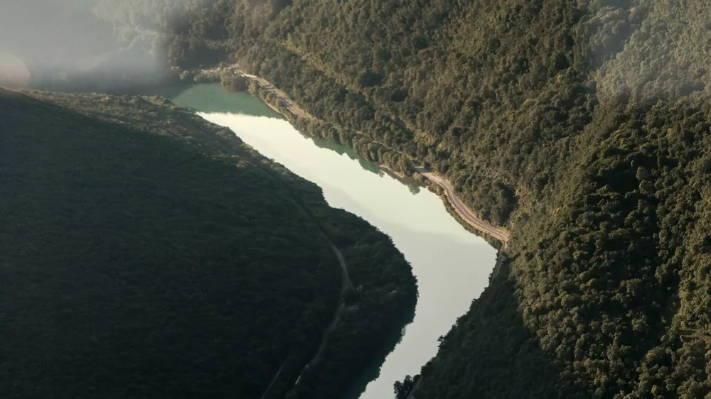 Fotografija iz multimedijskega projekta Dolina fotografinje Mance Juvan, ki je te dni na ogled v ljubljanski Galeriji Vžigalica. Foto: Manca Juvan