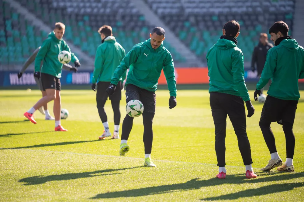 Trening nogometasev NK Olimpija pred tekmo proti FK Borac, v kateri so na domačem igrišču zabeležili poraz in končali evropsko pot. / Foto: STA