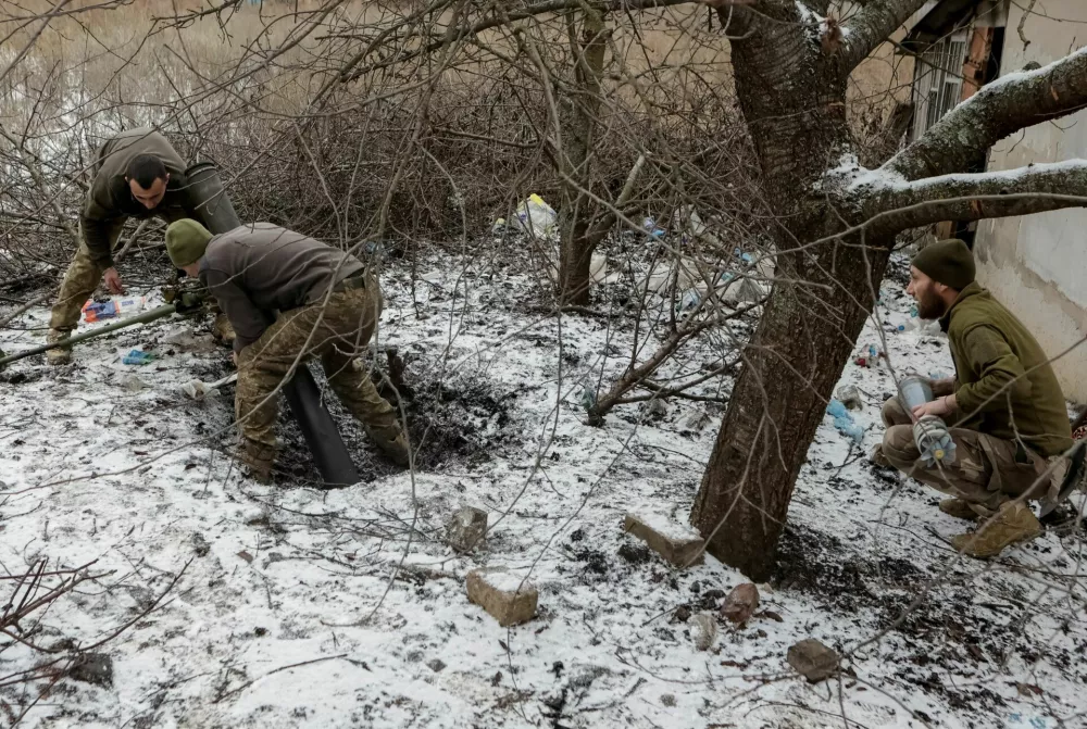 FILE PHOTO: Servicemen of 57th Motorised Infantry Brigade of the Ukrainian Armed Forces prepare to fire a 120-mm mortar towards Russian troops at a frontline, amid Russia's attack on Ukraine, near the town of Vovchansk in the Kharkiv region, Ukraine January 16, 2025. REUTERS/Sofiia Gatilova/File Photo