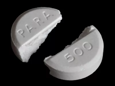 D1N07B Paracetamol Tablet broken into two halvesFoto: Reuters/Alamy