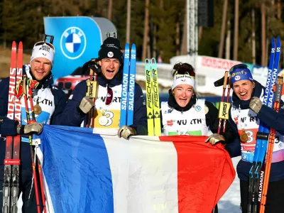 Winter Sports - Biathlon World Championships - 4x6 Mixed Relay - Lenzerheide, Switzerland - February 12, 2025 Gold medallists France's Emilien Jacquelin, Julia Simon, Lou Jeanmonnot and Eric Perrot celebrate with a French flag REUTERS/Denis Balibouse