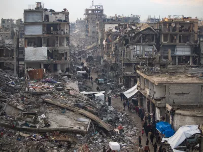 Palestinci hodijo po prizorišču uničenja, ki ga je povzročila izraelska vojaška ofenziva. Vse več je bojazni, da bi se lahko kmalu spet nadaljevala. Foto: AP