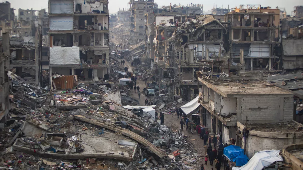 Palestinci hodijo po prizorišču uničenja, ki ga je povzročila izraelska vojaška ofenziva. Vse več je bojazni, da bi se lahko kmalu spet nadaljevala. Foto: AP