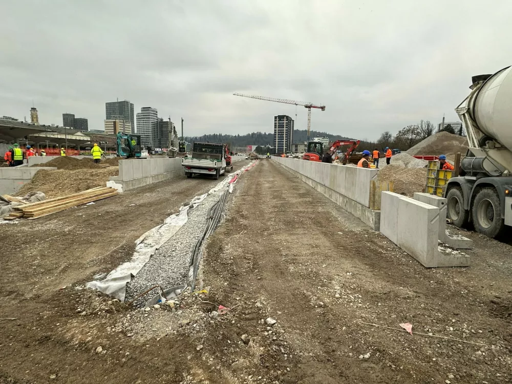 Polaganje peronskih elementov na peronih 5 in 6glavna železniška postaja Ljubljana