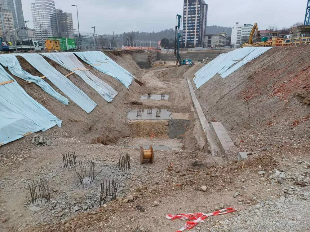 Zaklonišče podložni beton v območju pilotov - glavna železniška postaja Ljubljana