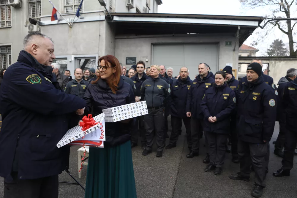 Ministrica za pravosodje Andreja Katič je ob protestu dobila "darilo" in napovedala analizo plač in sistemske rešitve za zaposlene. Foto: Luka Cjuha