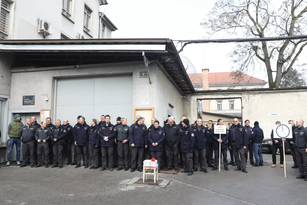 Protesta so se poleg pravosodnih policistov med zaposlenimi tudi strokovni delavci, inštruktorji in strokovno tehnično osebje. Foto: Luka Cjuha