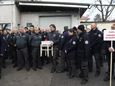 Opozorilnega protesta so se udeležili tudi pazniki zapora na Povšetovi ulici v Ljubljani. Foto: Luka Cjuha