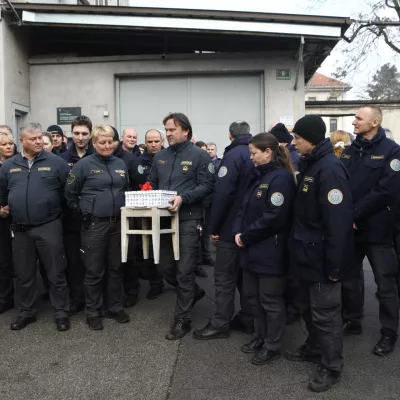 Opozorilnega protesta so se udeležili tudi pazniki zapora na Povšetovi ulici v Ljubljani. Foto: Luka Cjuha