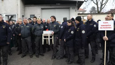 Opozorilnega protesta so se udeležili tudi pazniki zapora na Povšetovi ulici v Ljubljani. Foto: Luka Cjuha