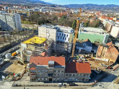 Sedem etažnih lastnikov na Masarykovi 24–26 bo zavrnilo ponudbe, ker jim država v povprečju ponuja 1584 evrov po kvadratnem metru. Foto: Tomaž Klipšteter