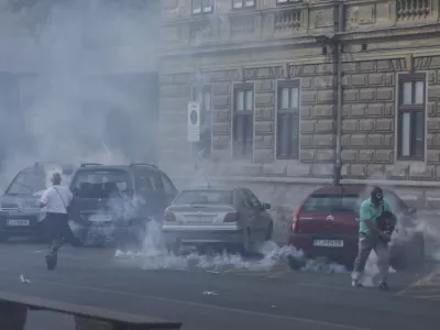 ﻿- policija je uporabila solzivec - - 05.10.2021- protestni shod v Ljubljani - protest nasprotnikov uvajanja covid ukrepov PCT (preboleli, cepljeni, testirani) - vlada je prvič v zgodovini samostojne Slovenije aktivirala 9. člen Zakona o nalogah in pooblastilih policije, da zaradi velike verjetnosti hujših kršitev javnega reda pred vrhom EU-Zahodni Balkan za dva dni omeji oz. prepove gibanje v Ljubljani, na Bledu in v okolici Brda pri Kranju/FOTO: Jaka Gasar