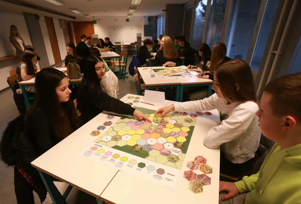 Učenci 9. razreda Osnovne šole Bežigrad so na podlagi družabne igre catan in po navodilih mentorice prostorsko oblikovali svoje mesto. Foto: Tomaž Skale