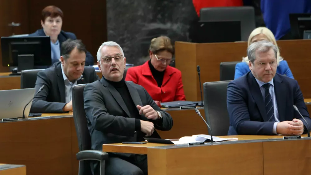 27.01.2025 -redna seja DZ, poslanska vprašanja predsedniku vlade, Robrt BolobMatjaž HanFoto: Tomaž Skale