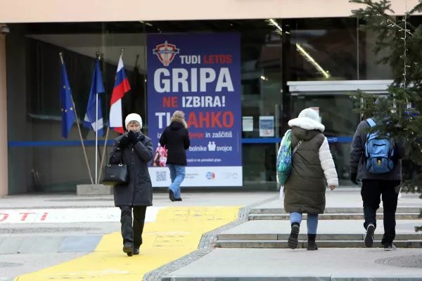 Svarilo pred vhodom v klinični center v Ljubljani / Foto: Tomaž Skale/dokumentacija