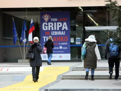 Svarilo pred vhodom v klinični center v Ljubljani / Foto: Tomaž Skale/dokumentacija