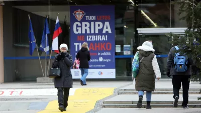 Svarilo pred vhodom v klinični center v Ljubljani / Foto: Tomaž Skale/dokumentacija