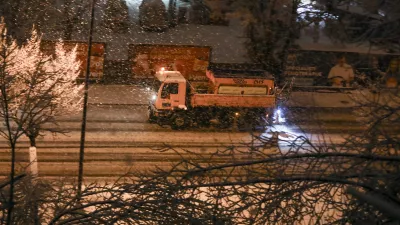 22.12.2024 sneg sneženje v Ljubljani, posipanje ceste foto Luka Cjuha